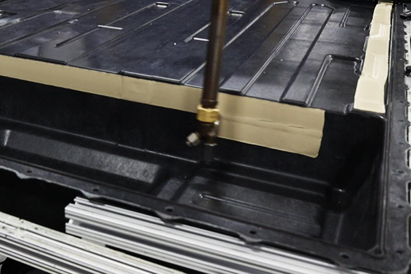 电池盖槽区的涂布